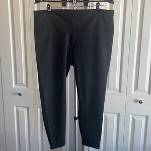 NWT Fabletics Powerhold Capri Leggings